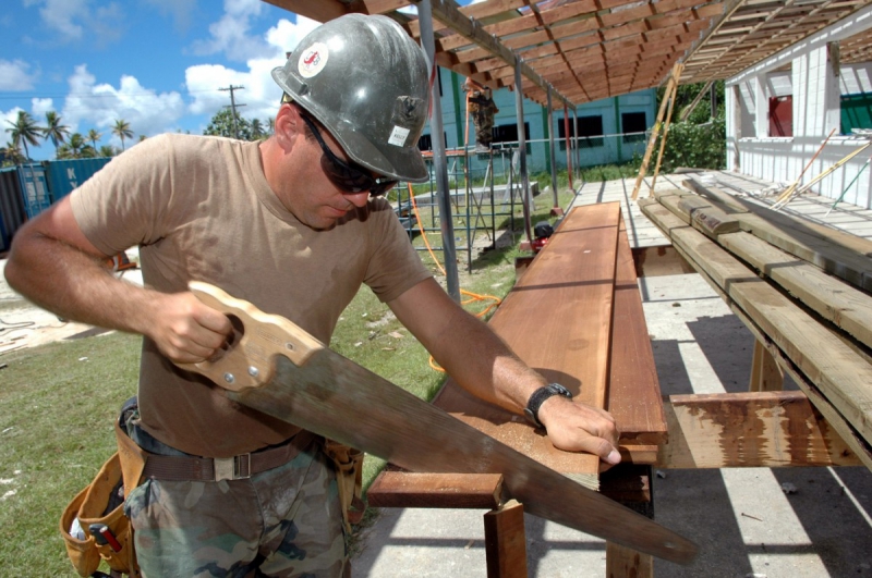 ebeniste-LE TIGNET-min_worker_construction_building_carpenter_male_job_build_helmet-893290